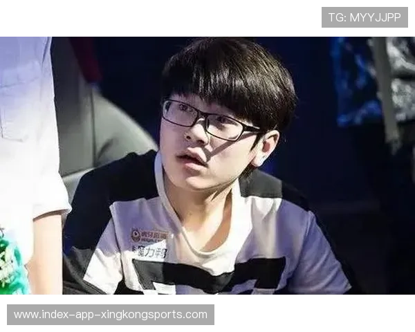 世界冠军深夜街头跑步,被粉丝认出直接围住 世界冠军深夜街头跑步,被粉丝认出直接围住