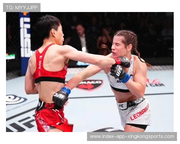 UFC 拳手比赛结束后和对手坐地聊天