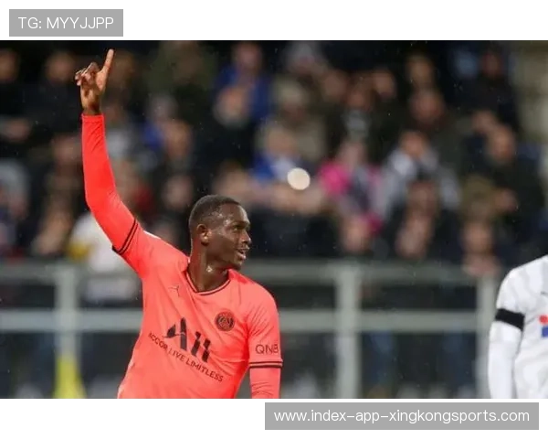 卢卡库连续头球摆渡，帮助比利时形成多次射门——比利时攻击力的全新突破